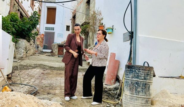 La delegada territorial de Administración Local, Teresa Pardo, ha visitado las obras