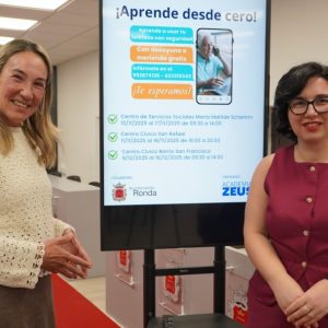 La delegada de Atención a Mayores, Alicia López, y la directora de academia Zeus, Sara Sánchez, en rueda de prensa