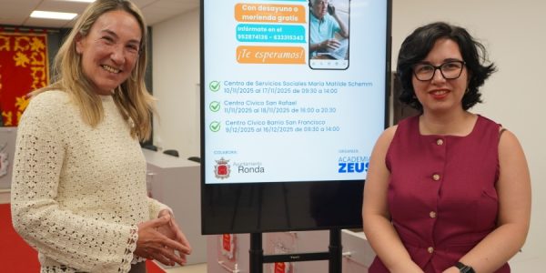 La delegada de Atención a Mayores, Alicia López, y la directora de academia Zeus, Sara Sánchez, en rueda de prensa