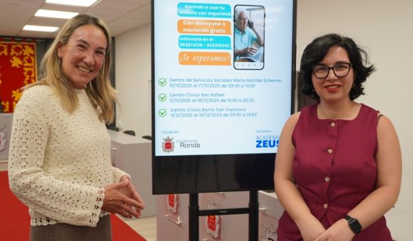 La delegada de Atención a Mayores, Alicia López, y la directora de academia Zeus, Sara Sánchez, en rueda de prensa