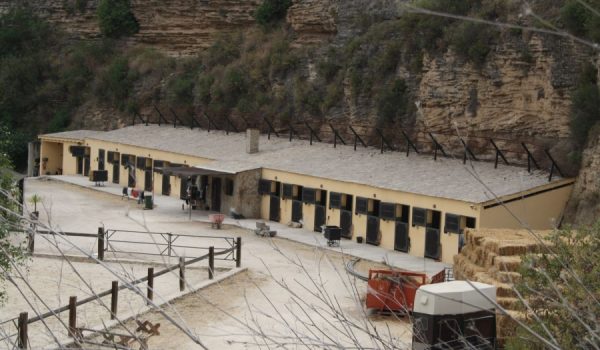 Imagen de las caballerizas, que forman parte de un hotel rural con centro ecuestre.