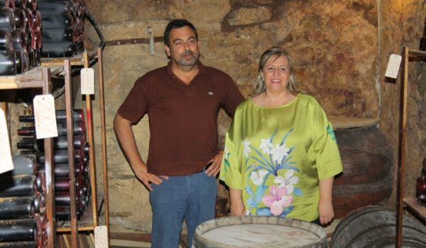 El responsable del Centro de Interpretación del Vino de Ronda, Sergio Flores, y la delegada de Turismo, Isabel Barriga.