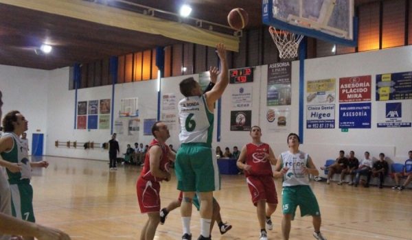 El jugador rondeño Jose trata de anotar en la pintura.