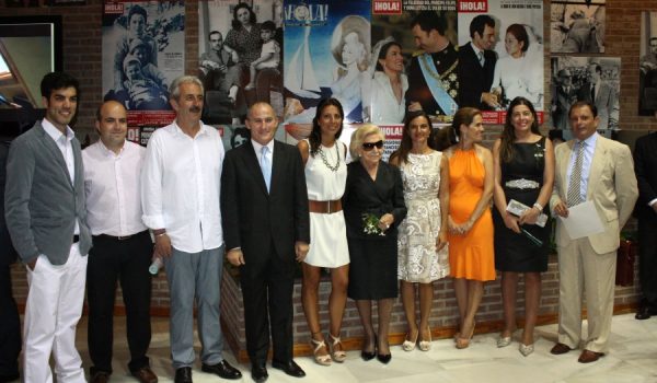 Los ganadores del Premio Antonio Sánchez Gómez y la familia del fundador de "¡Hola!".