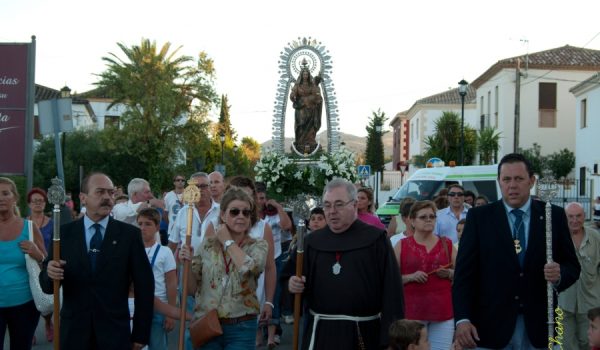 El acto comenzó con la celebración de la Eucaristía a las 18:30 horas en las Cuevas.