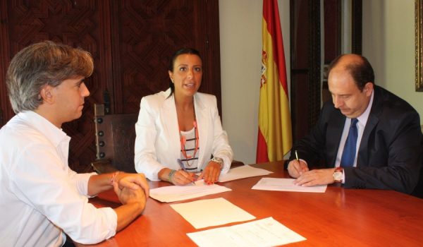 Firma del contrato entre las dos entidades.