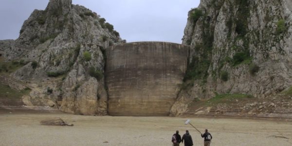Se cuenta la historia de la creación de una de la mayor y malograda obra de ingeniería en Europa a comienzos del siglo XX.
