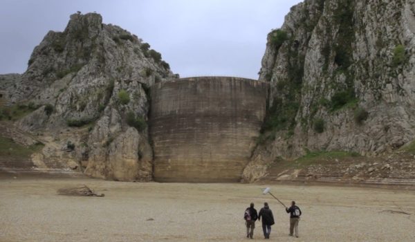 Se cuenta la historia de la creación de una de la mayor y malograda obra de ingeniería en Europa a comienzos del siglo XX.