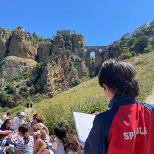 El proyecto educativo del centro sigue unas líneas pedagógico-pastorales, con vivencias trasversales y una formación integral, en el que se busca formar a la persona en su conjunto