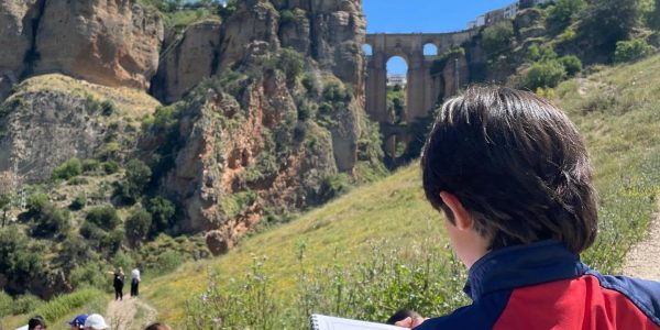 El proyecto educativo del centro sigue unas líneas pedagógico-pastorales, con vivencias trasversales y una formación integral, en el que se busca formar a la persona en su conjunto