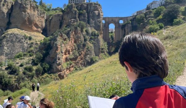 El proyecto educativo del centro sigue unas líneas pedagógico-pastorales, con vivencias trasversales y una formación integral, en el que se busca formar a la persona en su conjunto