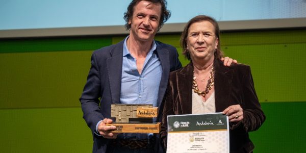 Santiago Muguiro, CEO de LA Almazara, recogiendo el premio